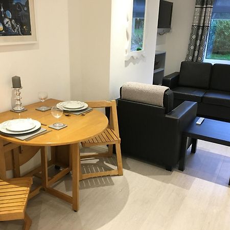 Spacious Ground Floor Studio Flat - Easy Access To Stansted Airport, London And Cambridge Lägenhet Bishop's Stortford Exteriör bild