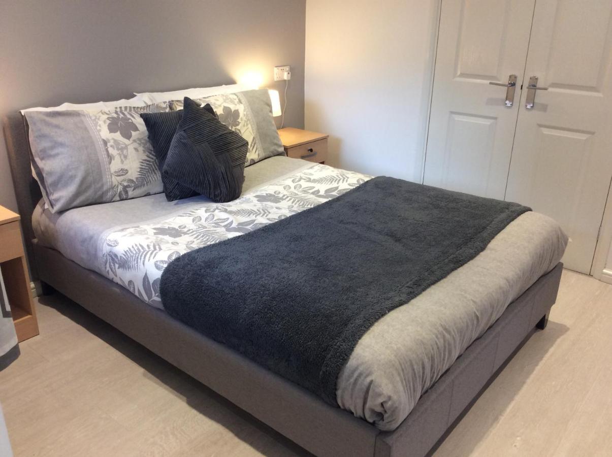 Spacious Ground Floor Studio Flat - Easy Access To Stansted Airport, London And Cambridge Lägenhet Bishop's Stortford Exteriör bild