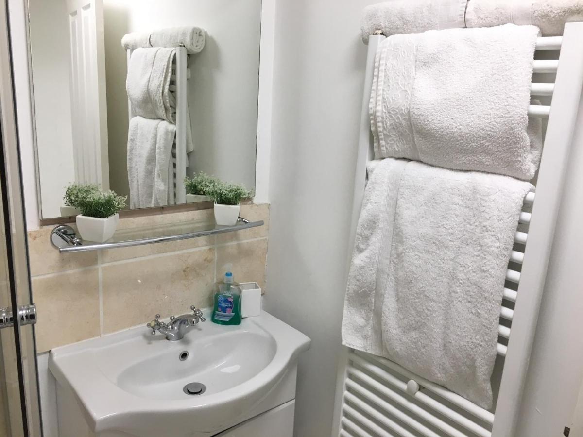 Spacious Ground Floor Studio Flat - Easy Access To Stansted Airport, London And Cambridge Lägenhet Bishop's Stortford Exteriör bild