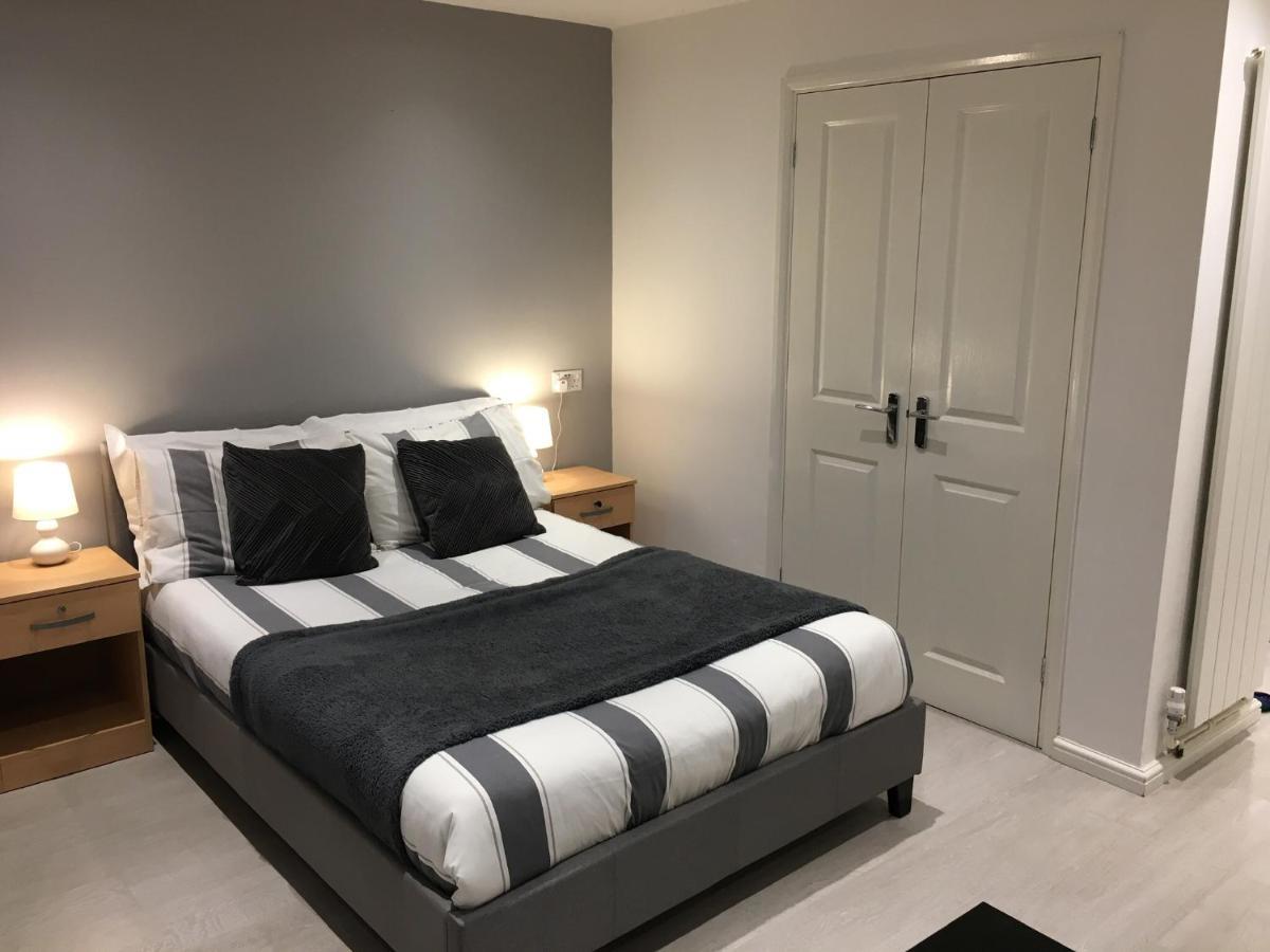 Spacious Ground Floor Studio Flat - Easy Access To Stansted Airport, London And Cambridge Lägenhet Bishop's Stortford Exteriör bild