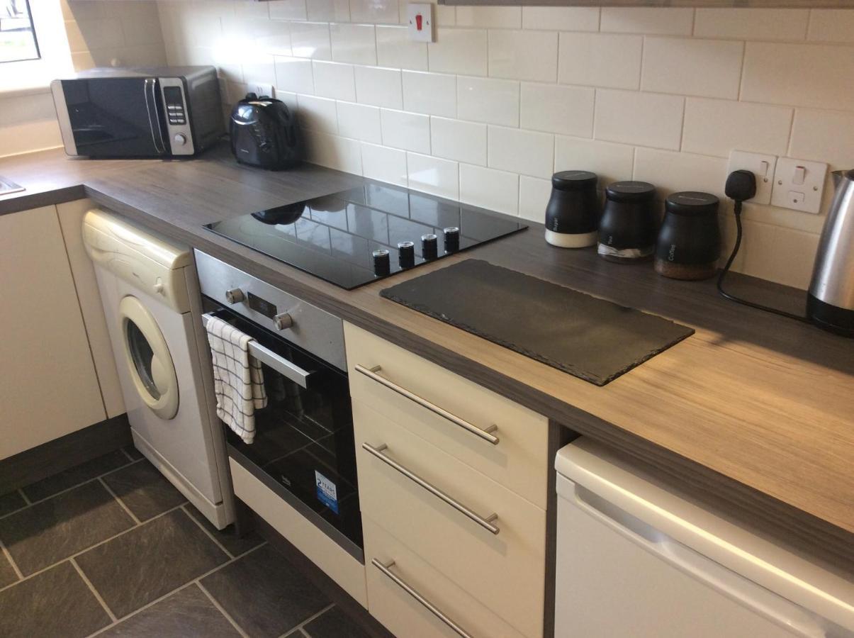 Spacious Ground Floor Studio Flat - Easy Access To Stansted Airport, London And Cambridge Lägenhet Bishop's Stortford Exteriör bild