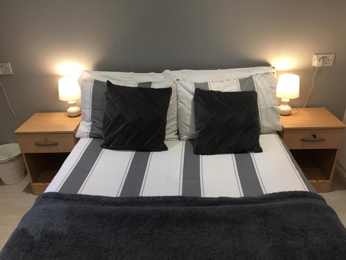 Spacious Ground Floor Studio Flat - Easy Access To Stansted Airport, London And Cambridge Lägenhet Bishop's Stortford Exteriör bild