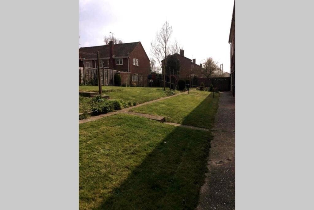Spacious Ground Floor Studio Flat - Easy Access To Stansted Airport, London And Cambridge Lägenhet Bishop's Stortford Exteriör bild