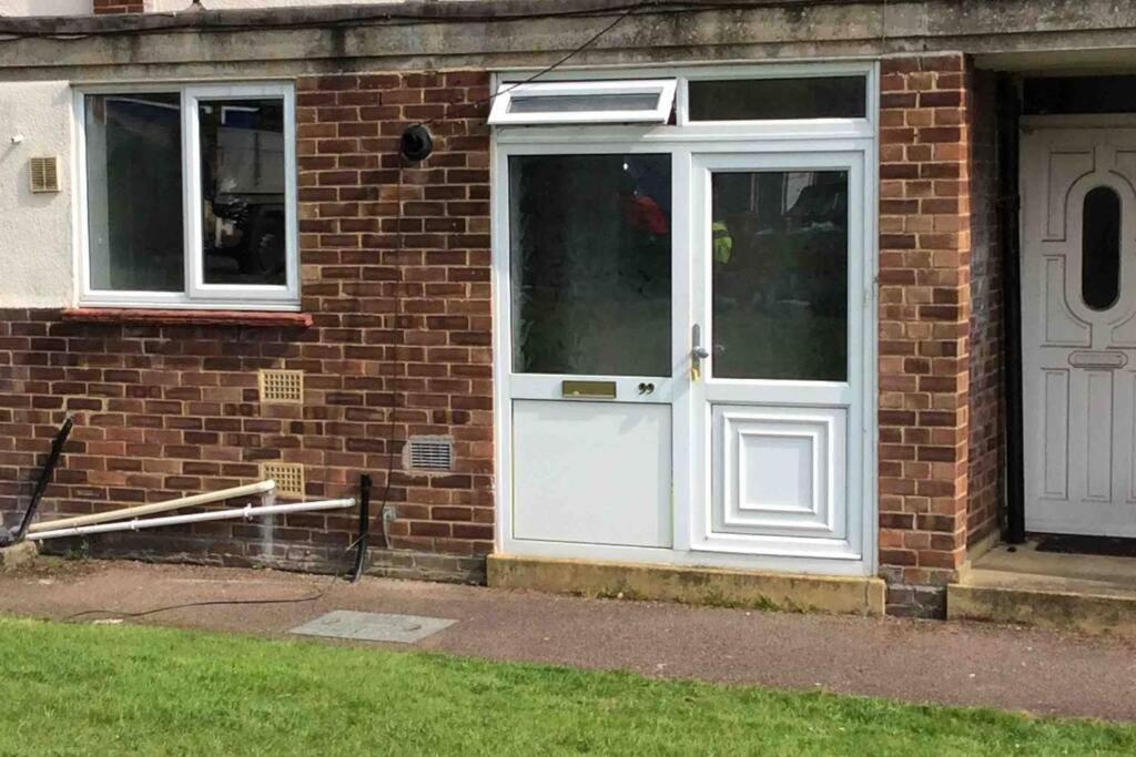 Spacious Ground Floor Studio Flat - Easy Access To Stansted Airport, London And Cambridge Lägenhet Bishop's Stortford Exteriör bild