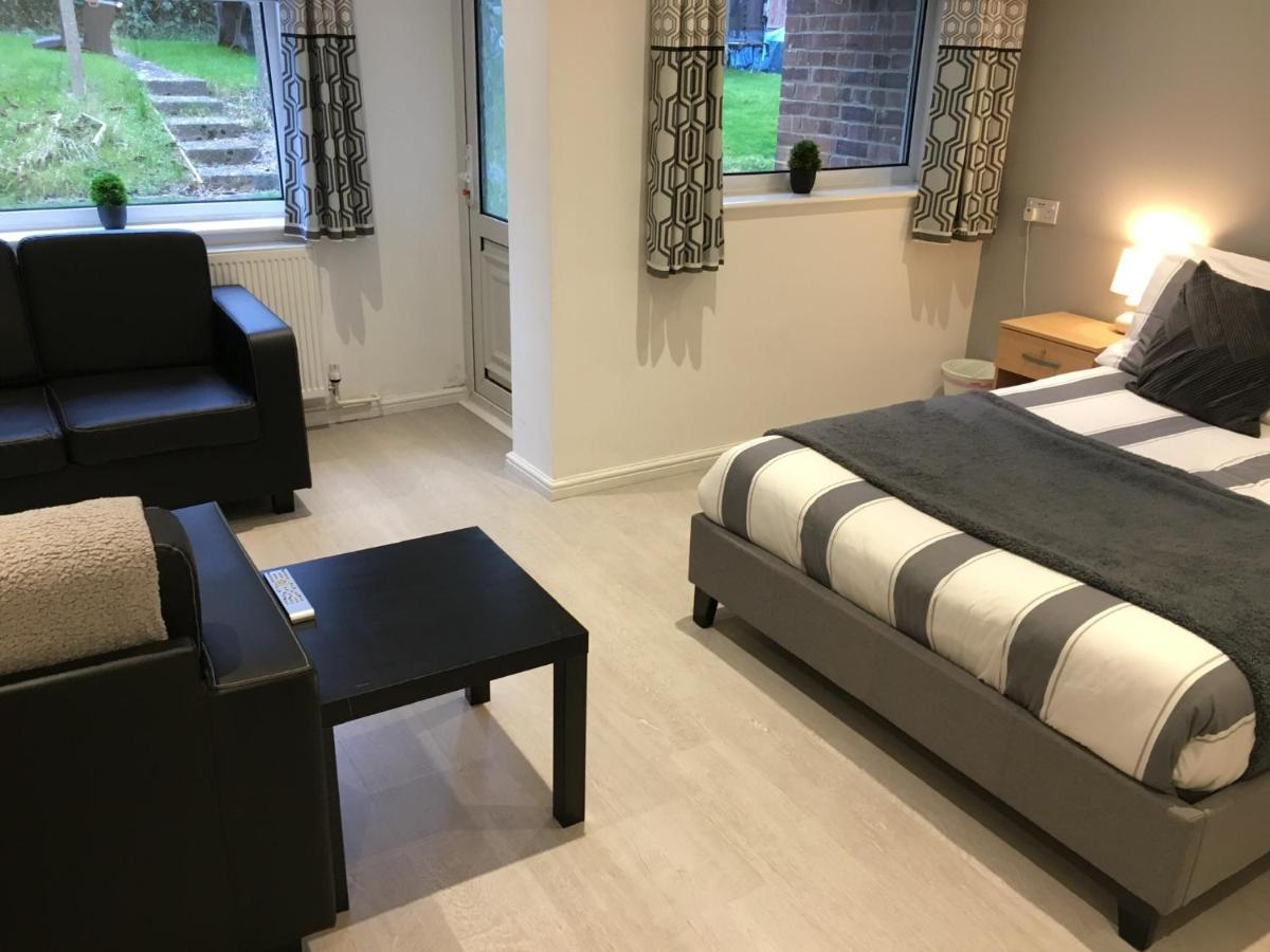 Spacious Ground Floor Studio Flat - Easy Access To Stansted Airport, London And Cambridge Lägenhet Bishop's Stortford Exteriör bild