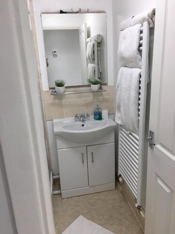Spacious Ground Floor Studio Flat - Easy Access To Stansted Airport, London And Cambridge Lägenhet Bishop's Stortford Exteriör bild