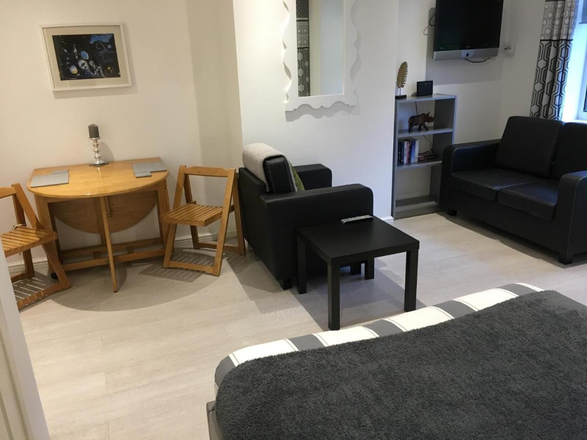 Spacious Ground Floor Studio Flat - Easy Access To Stansted Airport, London And Cambridge Lägenhet Bishop's Stortford Exteriör bild