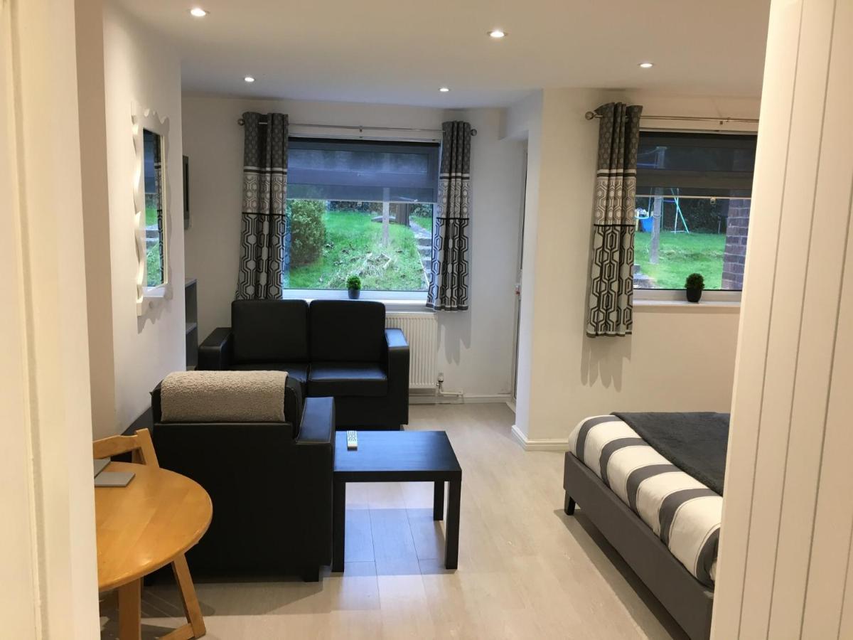 Spacious Ground Floor Studio Flat - Easy Access To Stansted Airport, London And Cambridge Lägenhet Bishop's Stortford Exteriör bild