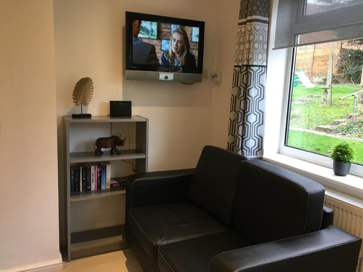 Spacious Ground Floor Studio Flat - Easy Access To Stansted Airport, London And Cambridge Lägenhet Bishop's Stortford Exteriör bild