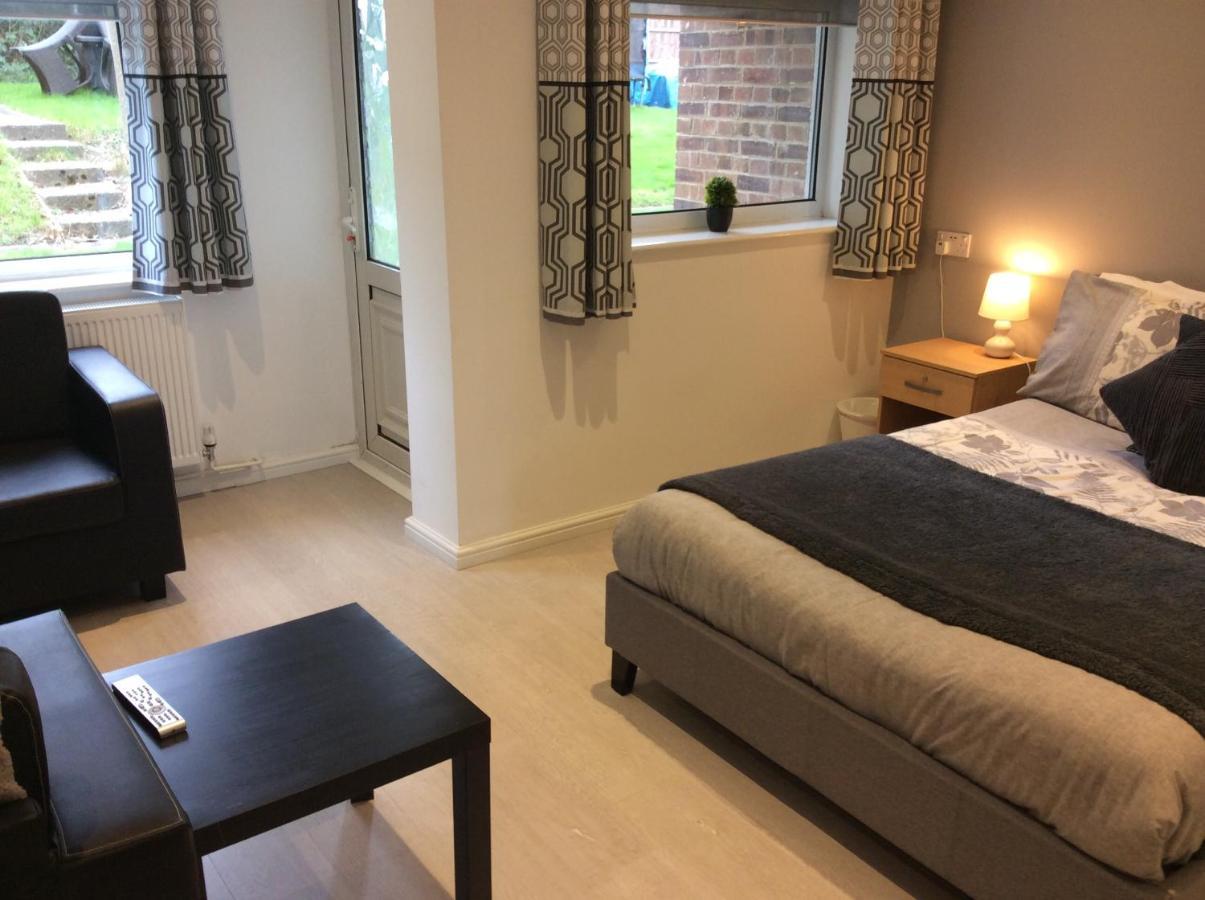 Spacious Ground Floor Studio Flat - Easy Access To Stansted Airport, London And Cambridge Lägenhet Bishop's Stortford Exteriör bild