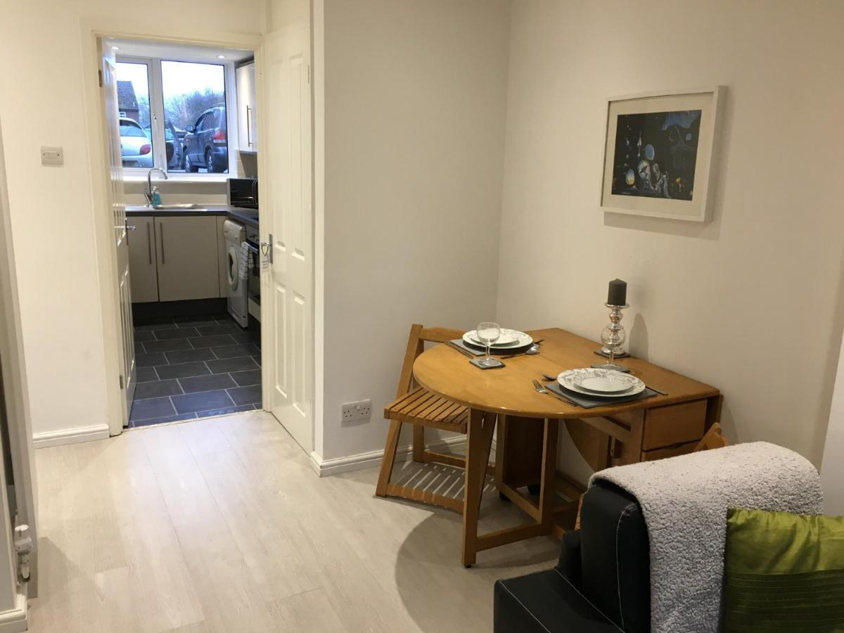 Spacious Ground Floor Studio Flat - Easy Access To Stansted Airport, London And Cambridge Lägenhet Bishop's Stortford Exteriör bild