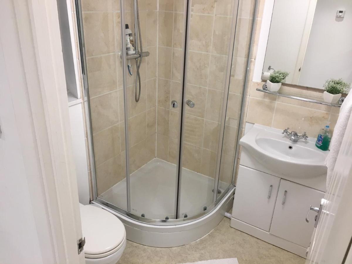 Spacious Ground Floor Studio Flat - Easy Access To Stansted Airport, London And Cambridge Lägenhet Bishop's Stortford Exteriör bild