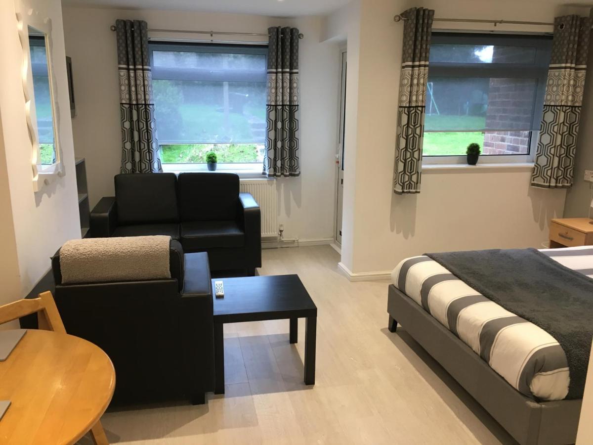 Spacious Ground Floor Studio Flat - Easy Access To Stansted Airport, London And Cambridge Lägenhet Bishop's Stortford Exteriör bild