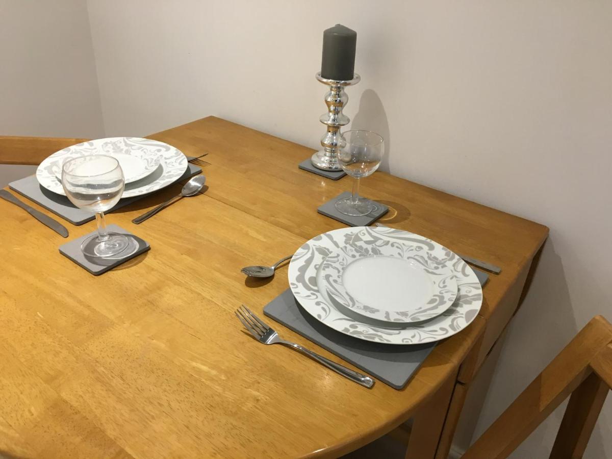 Spacious Ground Floor Studio Flat - Easy Access To Stansted Airport, London And Cambridge Lägenhet Bishop's Stortford Exteriör bild