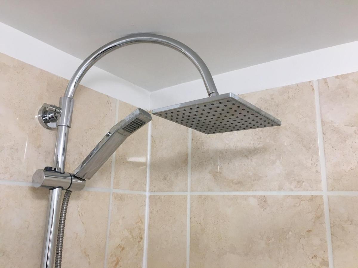 Spacious Ground Floor Studio Flat - Easy Access To Stansted Airport, London And Cambridge Lägenhet Bishop's Stortford Exteriör bild